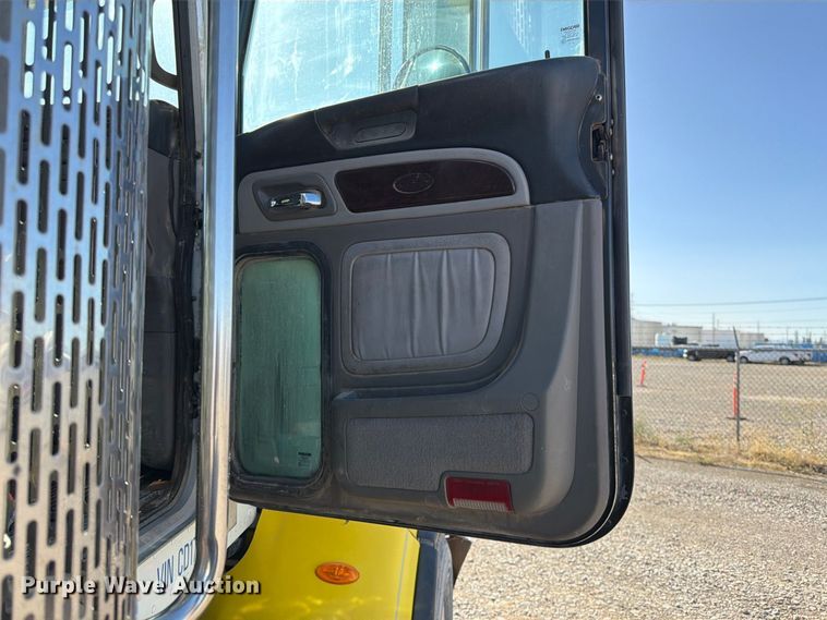 image for item FK4637 2012 Peterbilt 367 fuel truck