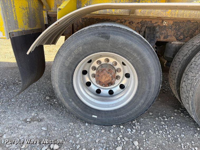 image for item FK4637 2012 Peterbilt 367 fuel truck