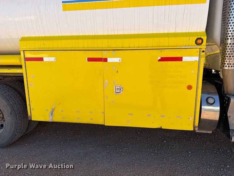 image for item FK4639 2012 Kenworth T800 fuel truck