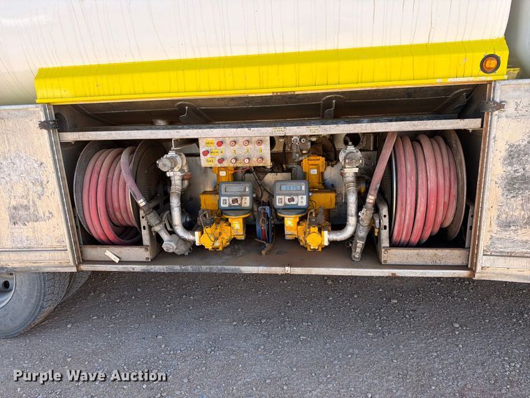 image for item FK4639 2012 Kenworth T800 fuel truck