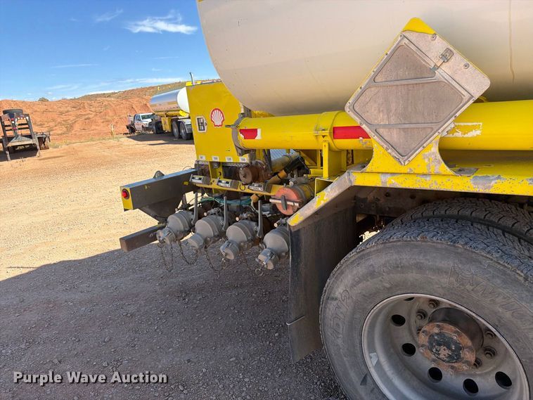 image for item FK4639 2012 Kenworth T800 fuel truck