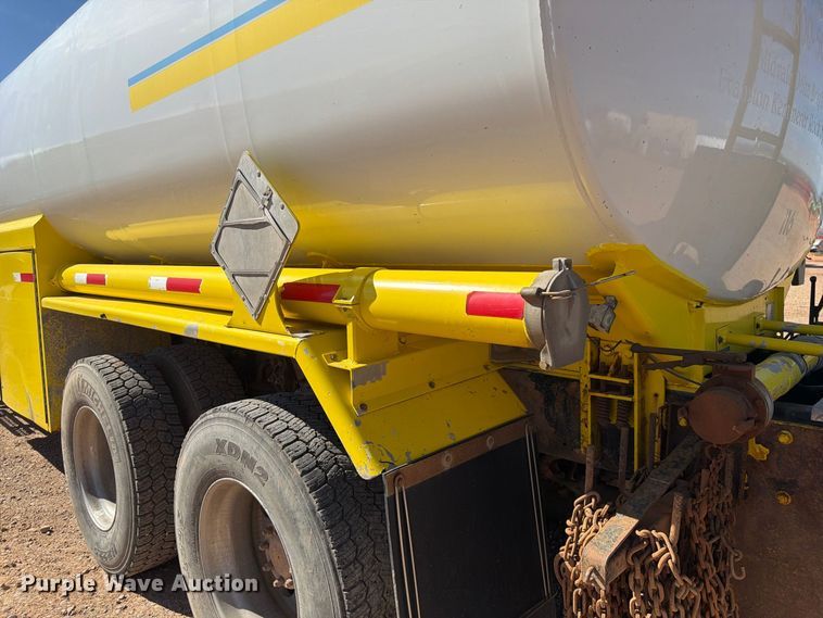 image for item FK4639 2012 Kenworth T800 fuel truck