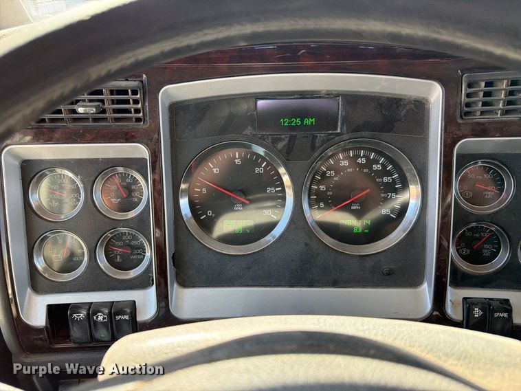 image for item FK4639 2012 Kenworth T800 fuel truck