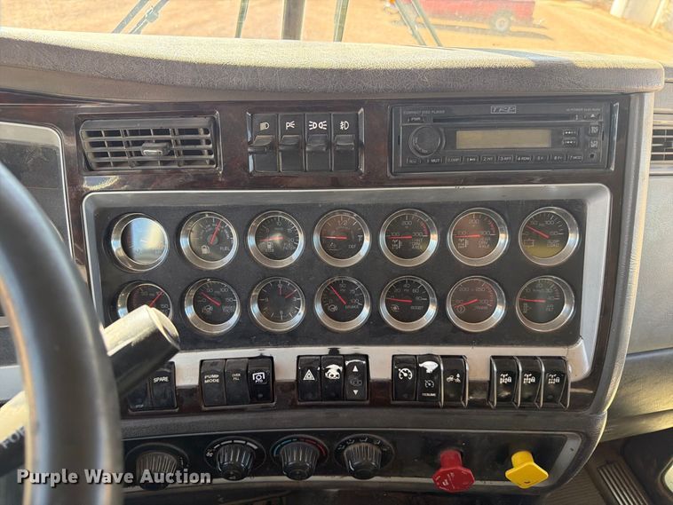 image for item FK4639 2012 Kenworth T800 fuel truck