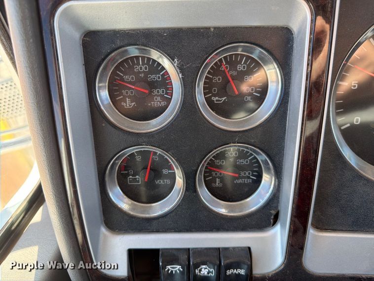image for item FK4639 2012 Kenworth T800 fuel truck