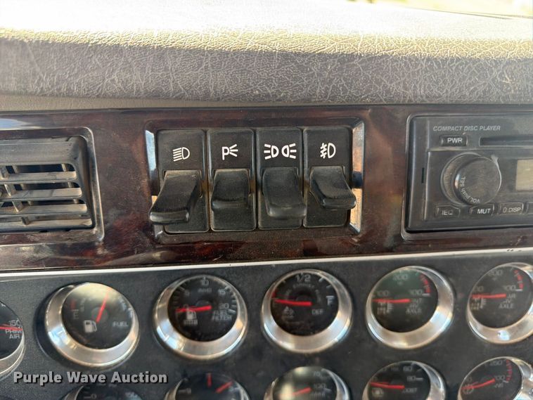 image for item FK4639 2012 Kenworth T800 fuel truck