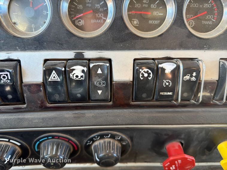 image for item FK4639 2012 Kenworth T800 fuel truck