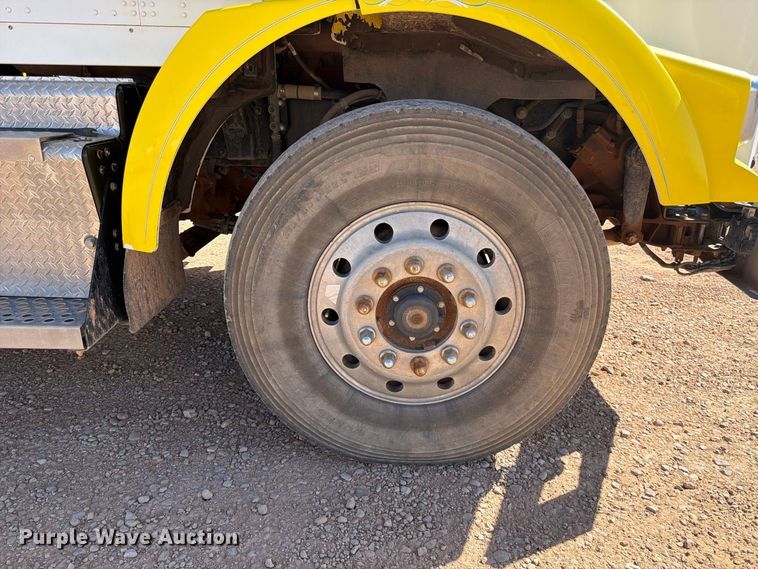 image for item FK4639 2012 Kenworth T800 fuel truck