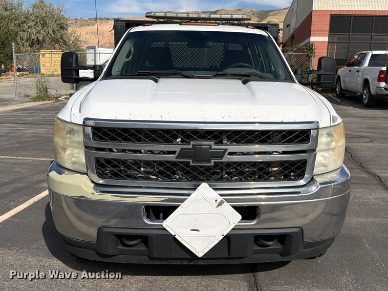 image for item FK4640 2011 Chevrolet Silverado 3500HD Crew Cab flatbed pickup truck