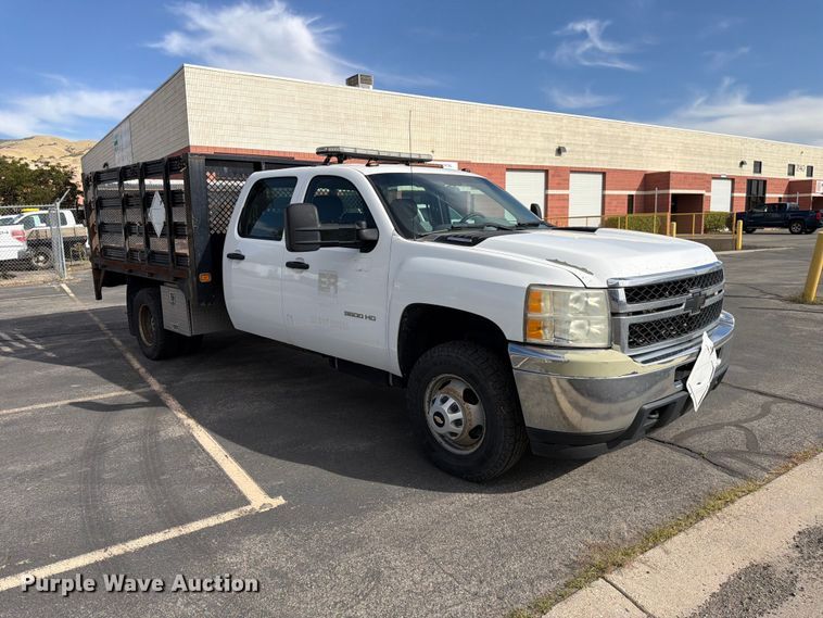 image for item FK4640 2011 Chevrolet Silverado 3500HD Crew Cab flatbed pickup truck