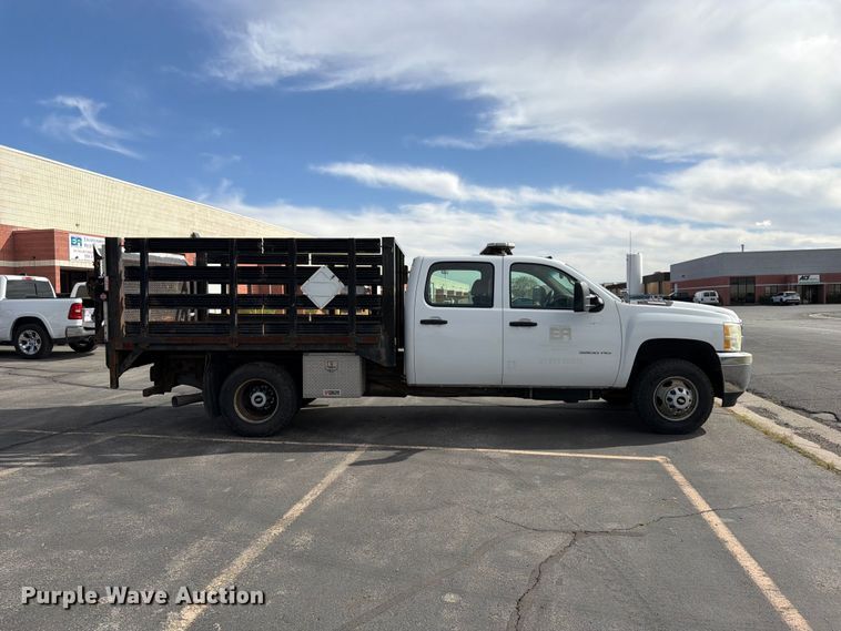 image for item FK4640 2011 Chevrolet Silverado 3500HD Crew Cab flatbed pickup truck