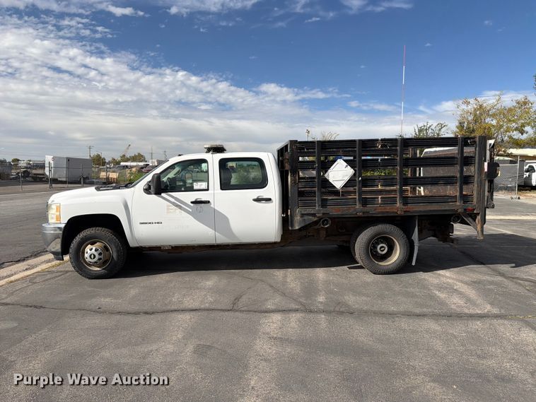 image for item FK4640 2011 Chevrolet Silverado 3500HD Crew Cab flatbed pickup truck