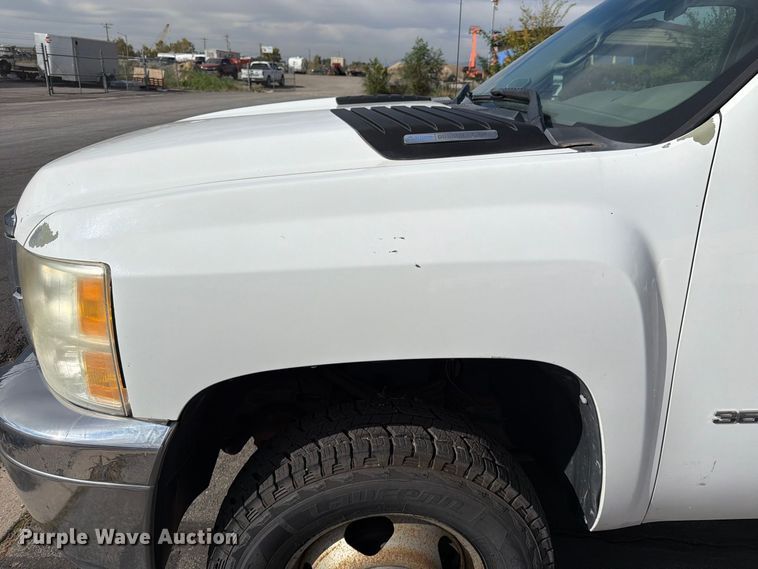 image for item FK4640 2011 Chevrolet Silverado 3500HD Crew Cab flatbed pickup truck