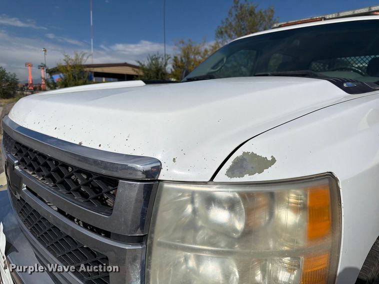 image for item FK4640 2011 Chevrolet Silverado 3500HD Crew Cab flatbed pickup truck