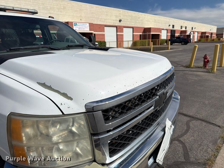 image for item FK4640 2011 Chevrolet Silverado 3500HD Crew Cab flatbed pickup truck