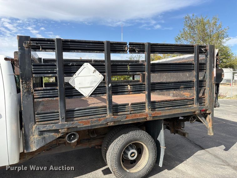 image for item FK4640 2011 Chevrolet Silverado 3500HD Crew Cab flatbed pickup truck