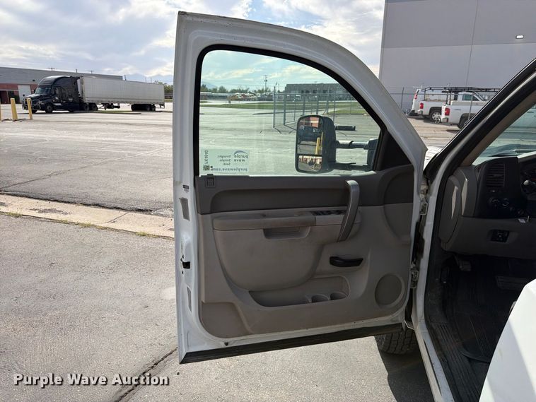 image for item FK4640 2011 Chevrolet Silverado 3500HD Crew Cab flatbed pickup truck