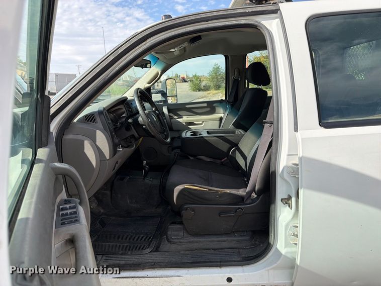 image for item FK4640 2011 Chevrolet Silverado 3500HD Crew Cab flatbed pickup truck