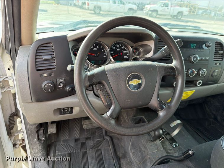 image for item FK4640 2011 Chevrolet Silverado 3500HD Crew Cab flatbed pickup truck