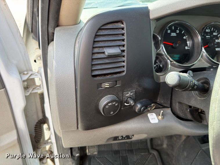 image for item FK4640 2011 Chevrolet Silverado 3500HD Crew Cab flatbed pickup truck