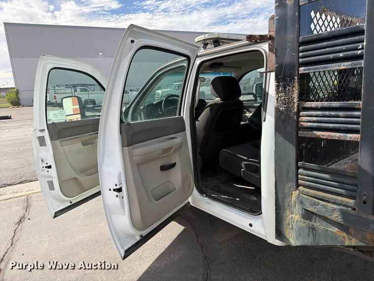 image for item FK4640 2011 Chevrolet Silverado 3500HD Crew Cab flatbed pickup truck