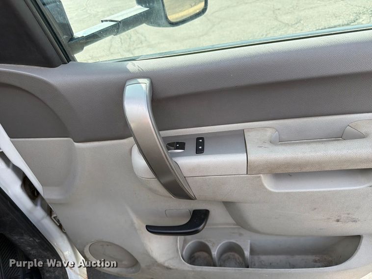 image for item FK4640 2011 Chevrolet Silverado 3500HD Crew Cab flatbed pickup truck