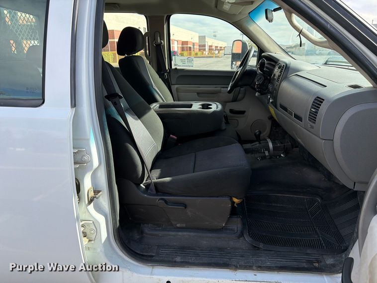 image for item FK4640 2011 Chevrolet Silverado 3500HD Crew Cab flatbed pickup truck