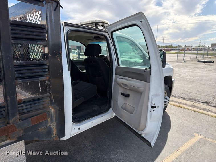 image for item FK4640 2011 Chevrolet Silverado 3500HD Crew Cab flatbed pickup truck
