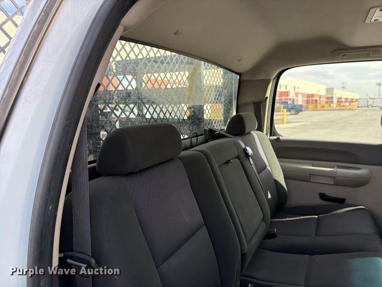 image for item FK4640 2011 Chevrolet Silverado 3500HD Crew Cab flatbed pickup truck