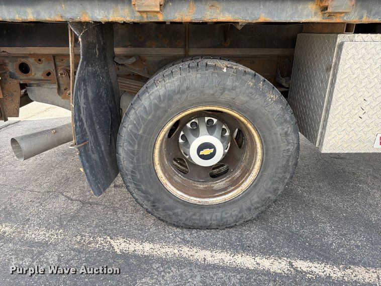 image for item FK4640 2011 Chevrolet Silverado 3500HD Crew Cab flatbed pickup truck