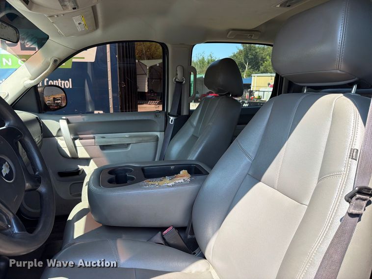 image for item FK5263 2013 Chevrolet Silverado 1500 Crew Cab pickup truck cab and chassis
