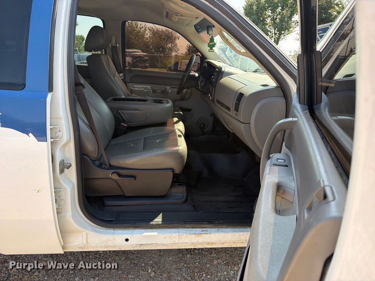 image for item FK5263 2013 Chevrolet Silverado 1500 Crew Cab pickup truck cab and chassis