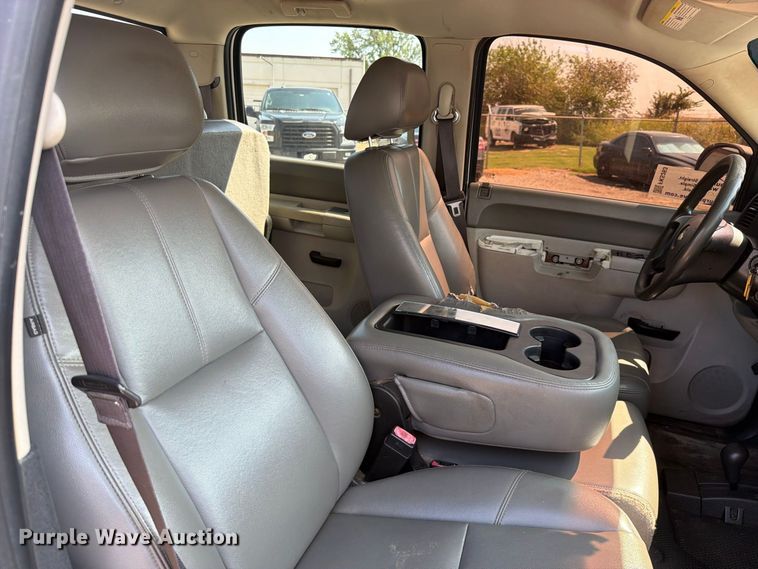 image for item FK5263 2013 Chevrolet Silverado 1500 Crew Cab pickup truck cab and chassis