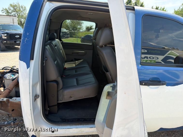 image for item FK5263 2013 Chevrolet Silverado 1500 Crew Cab pickup truck cab and chassis