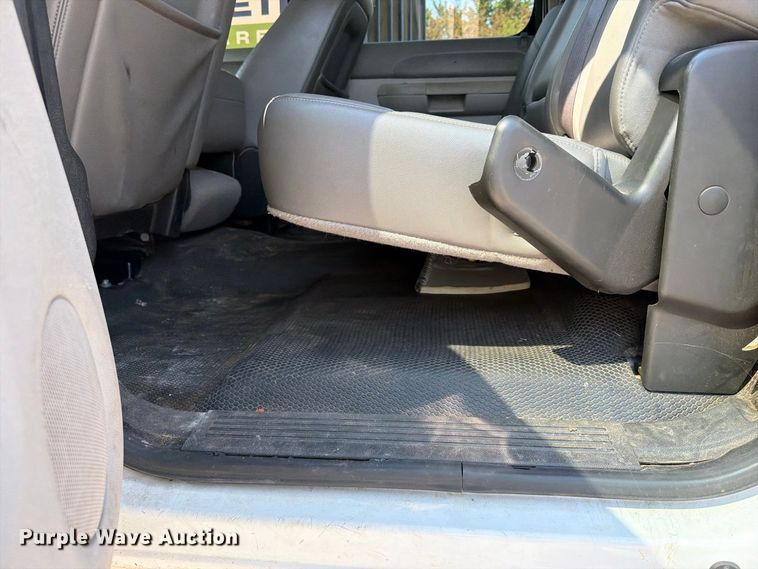 image for item FK5263 2013 Chevrolet Silverado 1500 Crew Cab pickup truck cab and chassis
