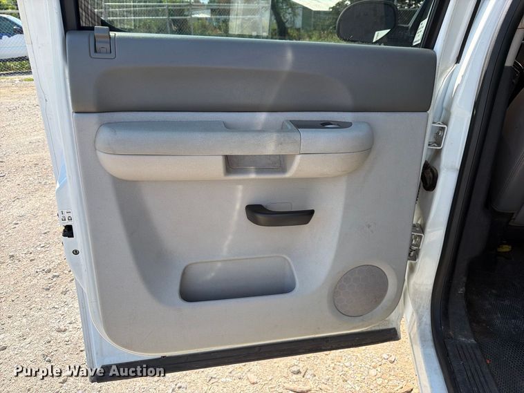 image for item FK5263 2013 Chevrolet Silverado 1500 Crew Cab pickup truck cab and chassis