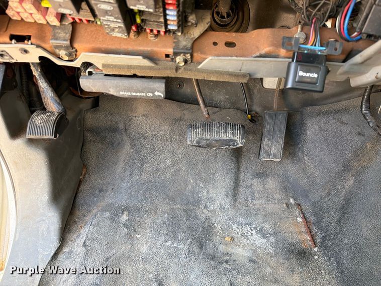 image for item FK5264 2004 Ford F250 Super Duty flatbed pickup truck
