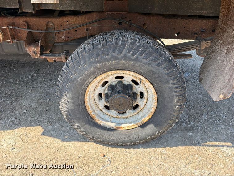 image for item FK5264 2004 Ford F250 Super Duty flatbed pickup truck