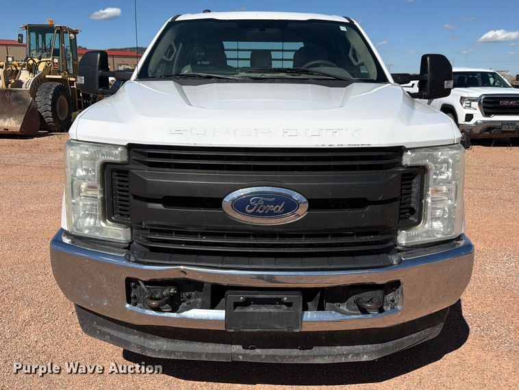 image for item FM7659 2017 Ford F250 Super Duty Crew Cab flatbed pickup truck
