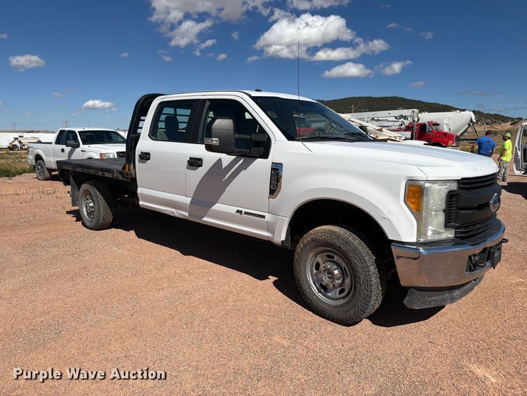image for item FM7659 2017 Ford F250 Super Duty Crew Cab flatbed pickup truck