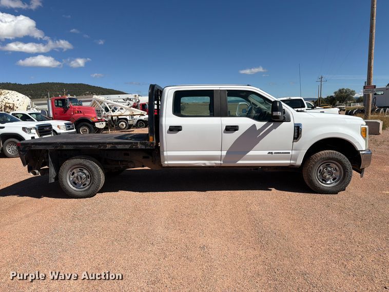 image for item FM7659 2017 Ford F250 Super Duty Crew Cab flatbed pickup truck