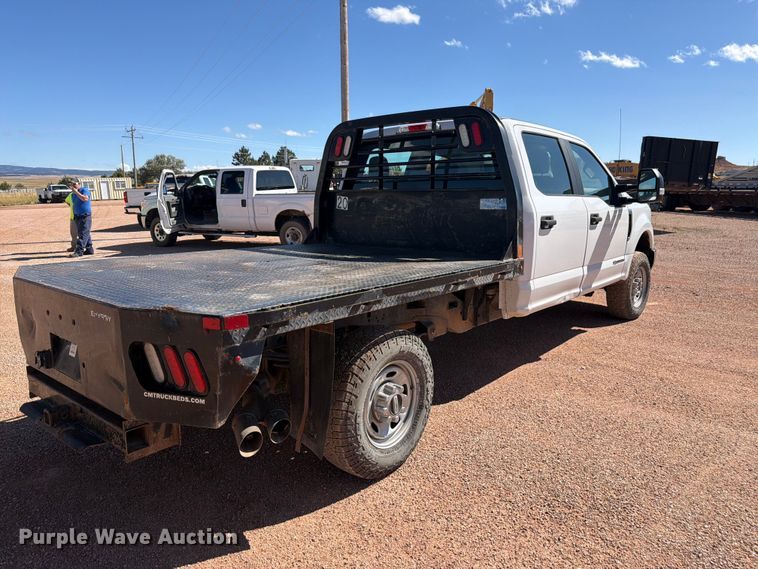 image for item FM7659 2017 Ford F250 Super Duty Crew Cab flatbed pickup truck