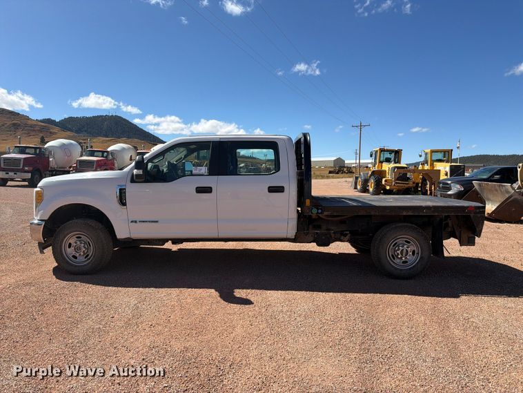 image for item FM7659 2017 Ford F250 Super Duty Crew Cab flatbed pickup truck