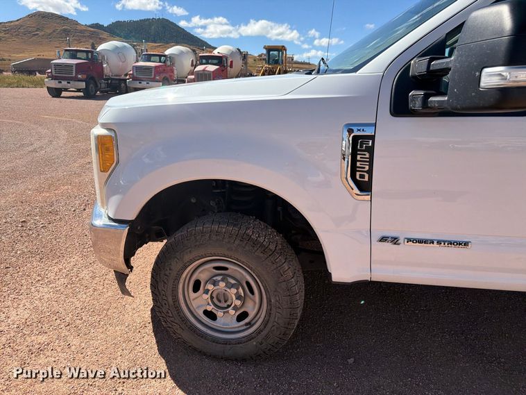 image for item FM7659 2017 Ford F250 Super Duty Crew Cab flatbed pickup truck