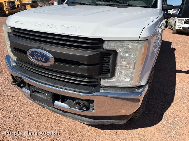 image for item FM7659 2017 Ford F250 Super Duty Crew Cab flatbed pickup truck