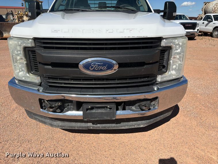 image for item FM7659 2017 Ford F250 Super Duty Crew Cab flatbed pickup truck