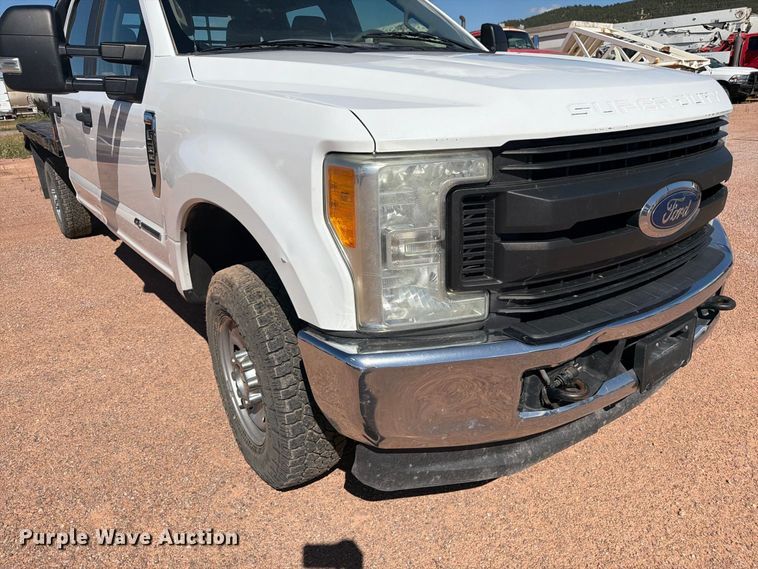 image for item FM7659 2017 Ford F250 Super Duty Crew Cab flatbed pickup truck
