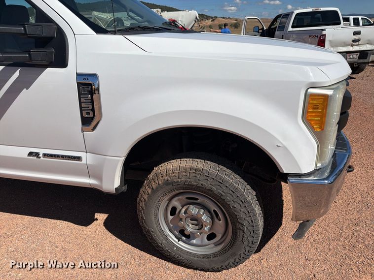 image for item FM7659 2017 Ford F250 Super Duty Crew Cab flatbed pickup truck