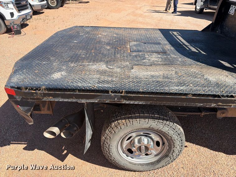 image for item FM7659 2017 Ford F250 Super Duty Crew Cab flatbed pickup truck