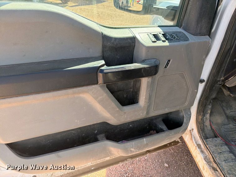 image for item FM7659 2017 Ford F250 Super Duty Crew Cab flatbed pickup truck